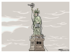 ESTATUA DE LA LIBERTA ESCUCHANDO /  by R.J. Matson